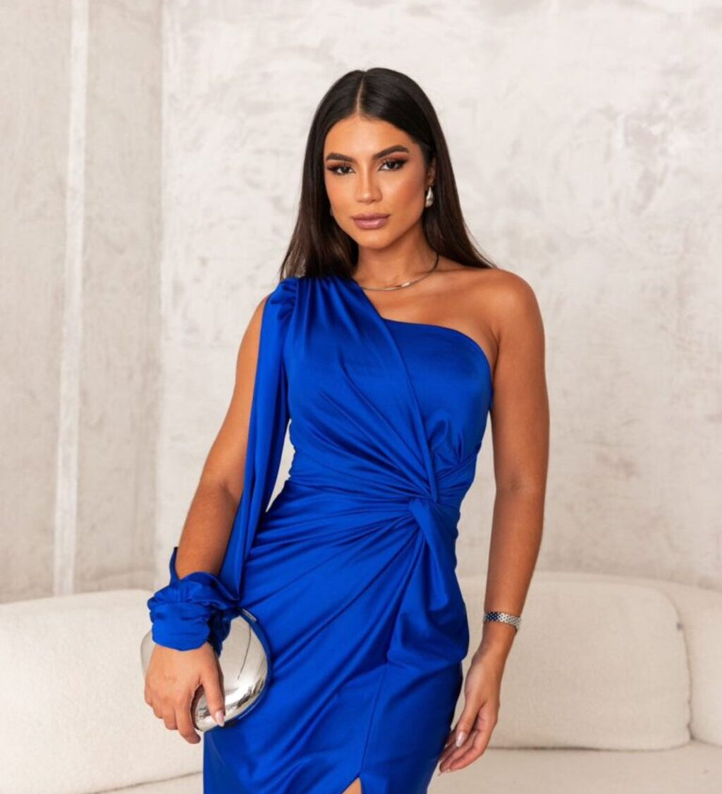 Alina – Rochie elegantă din satin, cu design asimetric și fantă laterală