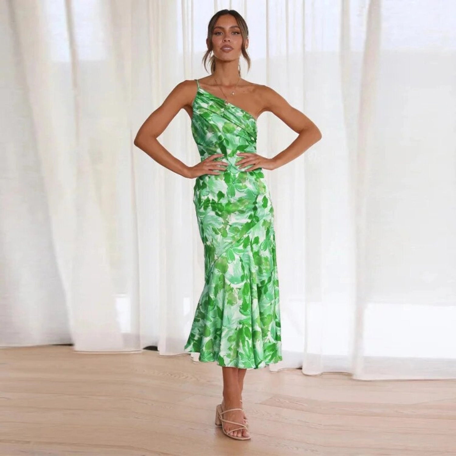 Viktoria – Rochie maxi asimetrică cu model floral