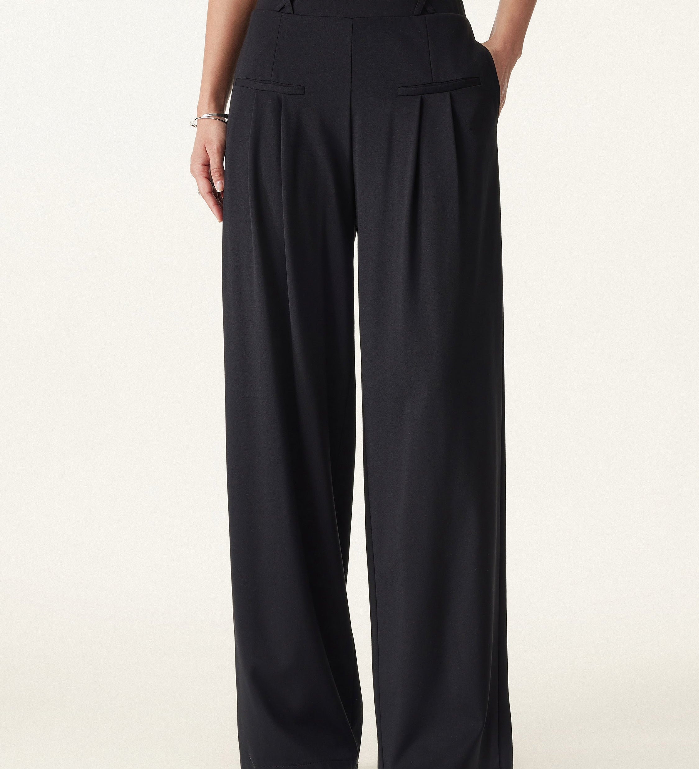 Pantaloni largi cu talie medie, din material Ponte de bambus fluid, cu buzunare.