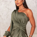 Alina – Rochie elegantă din satin, cu design asimetric și fantă laterală