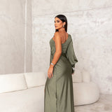 Alina – Rochie elegantă din satin, cu design asimetric și fantă laterală